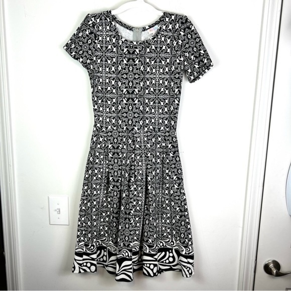 Lularoe Amelia Dress Womens size XS Flare Stretch Gorgeous White Black Pattern - Picture 2 of 9
